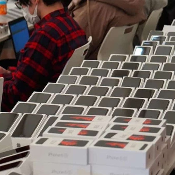 The Japanese government gave 2,000 iPhones to passengers stuck on a cruise ship where nearly 200 coronavirus cases have been&nbsp;confirmed