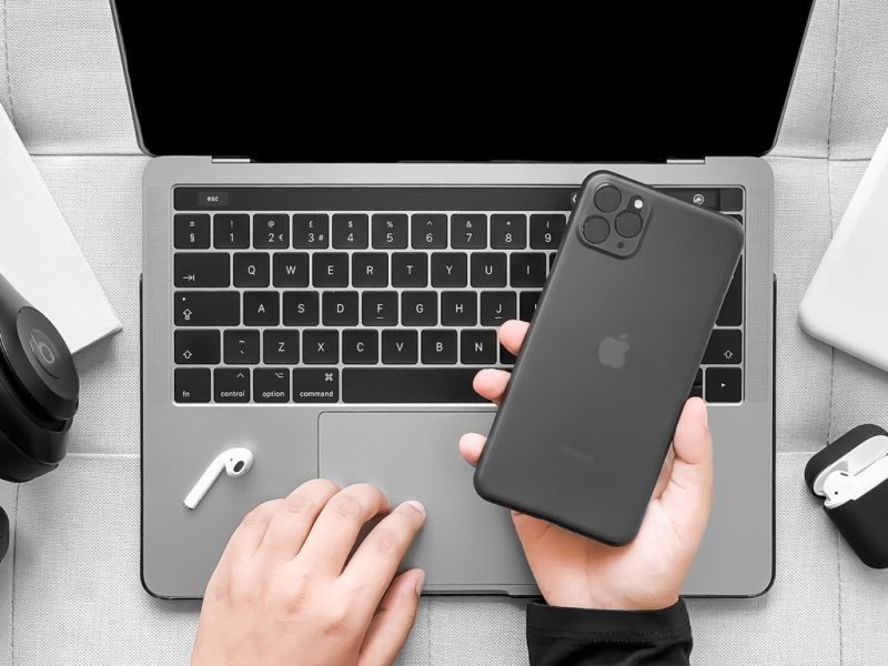 Student spends £1,200 on MacBook Pro and iPhones, instead gets two bottles of&nbsp;lemonade